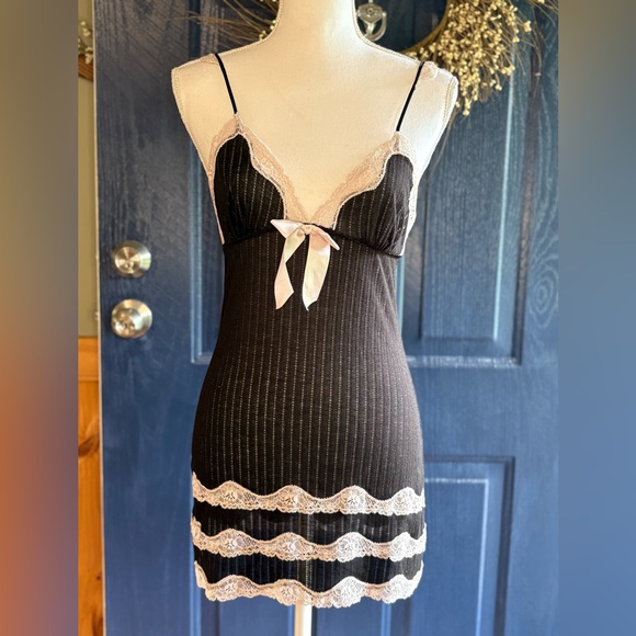 Victoria's Secret Black Chemise with Light Pink Lace size M - Picture 1 of 12